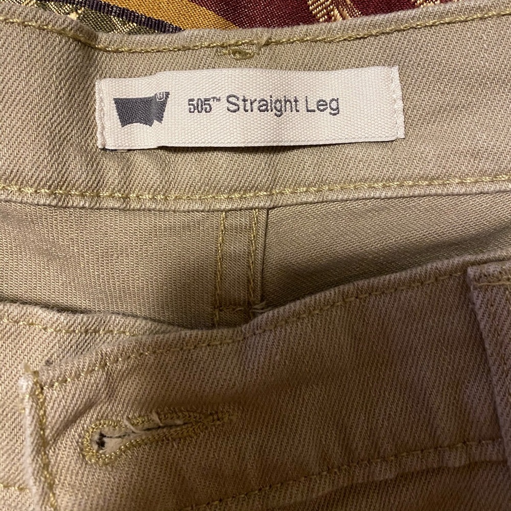 Kaki Levi’s